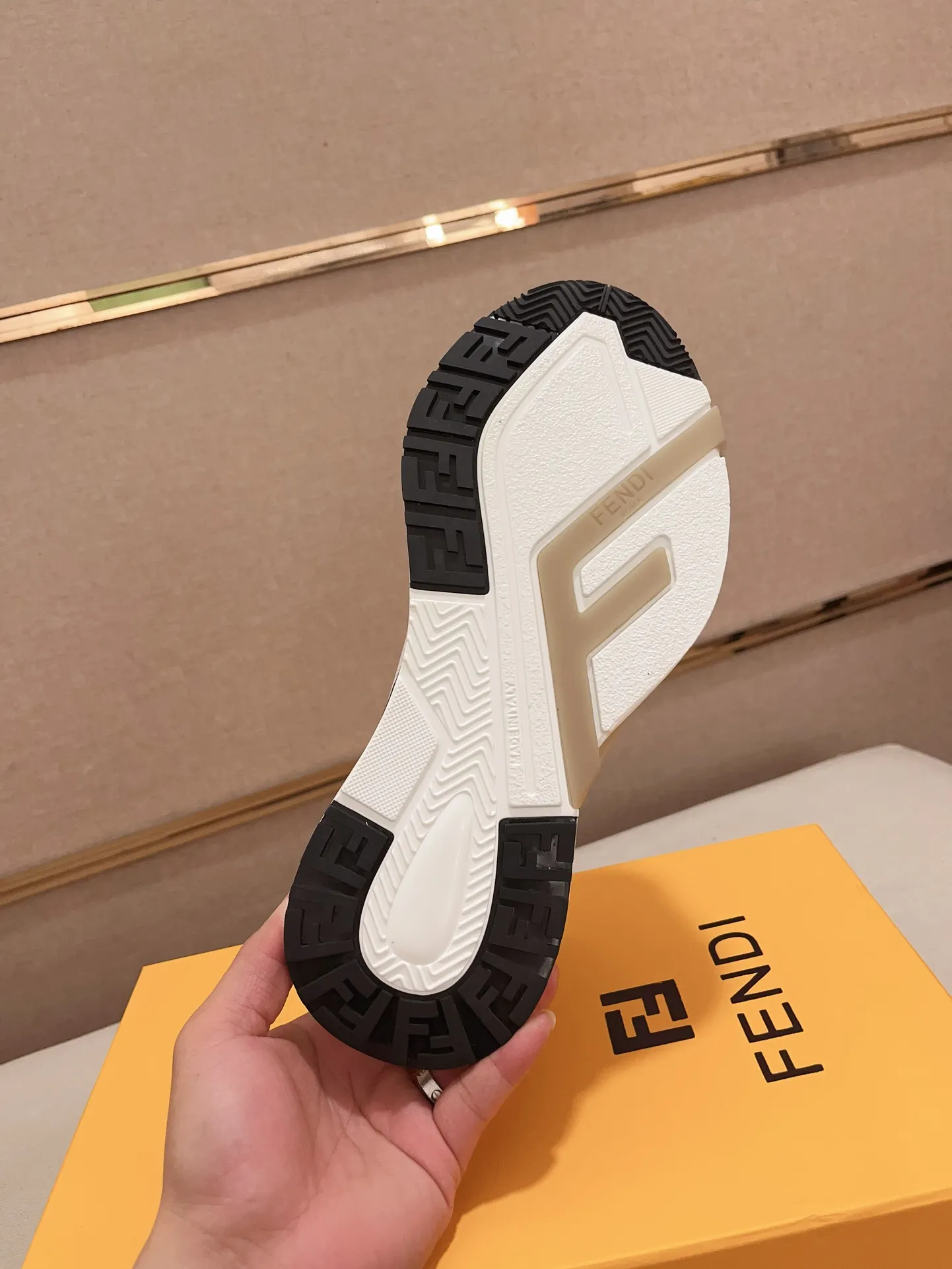Men's shoes💰: 540💰(Higher version) [Fendi] Fendi's latest casual shoes for men! Available at counters simultaneously! A one-to-one replica of the original. Made entirely of imported top-grain calfskin, the interior is made of top-grain water-dyed cowhide, and the original factory-supplied rubber outsole. Leading new fashion concepts. Matching code: 38-44. 45 can be customized and non-returnable!